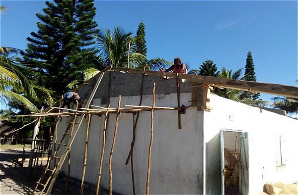 lavori di rifacimento del tetto della scuola di Ambohitsara