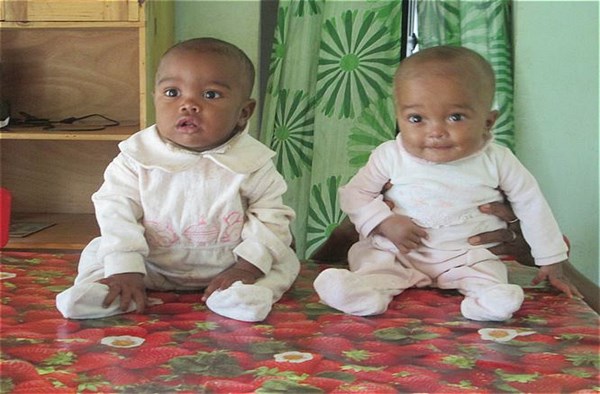 I gemellini orfani, Maro a sinistra e Lero a destra, arrivati ad aprile 2016