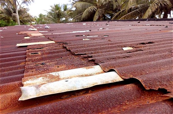 tetto danneggiato in lamiera della scuola di Ambohitsara