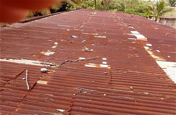 tetto danneggiato in lamiera della scuola di Ambohitsara